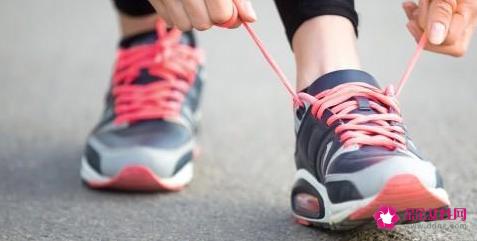 休闲西装可以搭什么鞋