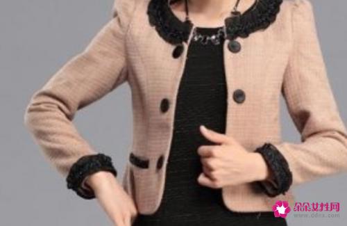 小香风背心裙怎么搭配内搭