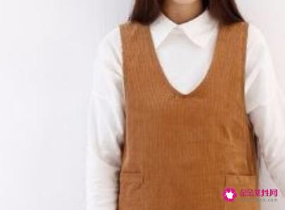 小香风背心裙怎么搭配内搭