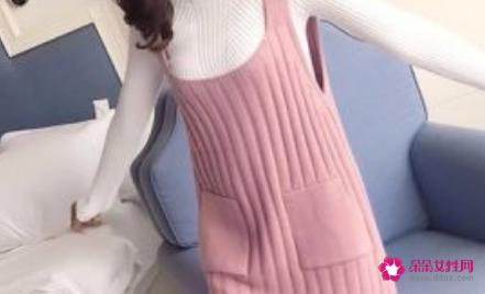 小香风背心裙怎么搭配内搭