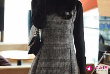 小香风背心裙怎么搭配内搭