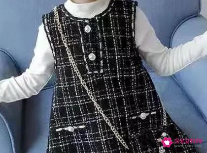 小香风背心裙怎么搭配内搭