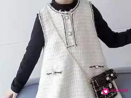 小香风背心裙怎么搭配内搭