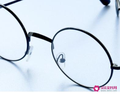 戴带什么近视眼镜好看