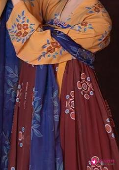 两片式齐胸襦裙穿法