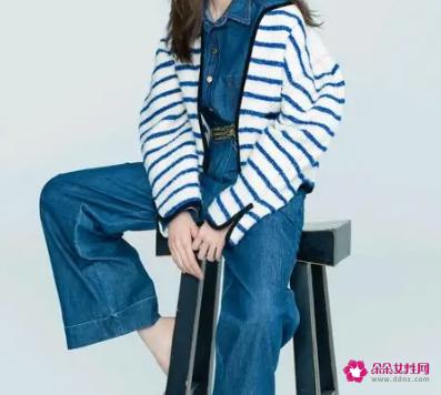 横条纹图案的连衣裙适合