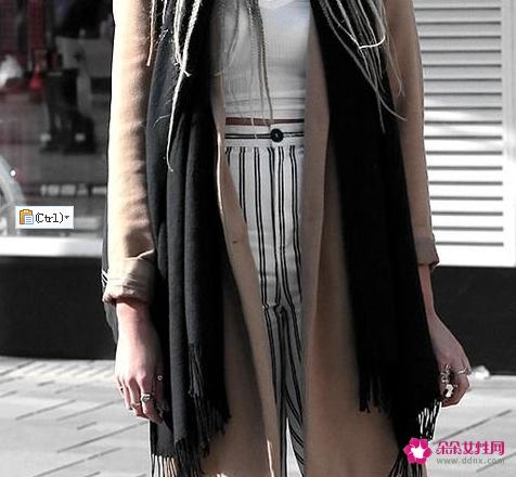 横条纹图案的连衣裙适合