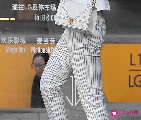 横条纹图案的连衣裙适合