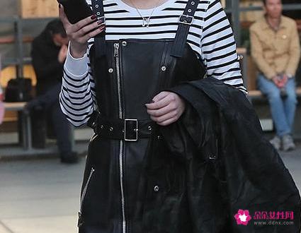 横条纹图案的连衣裙适合