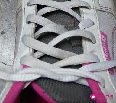 系鞋带的简单方法步骤