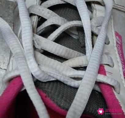 系鞋带的简单方法步骤