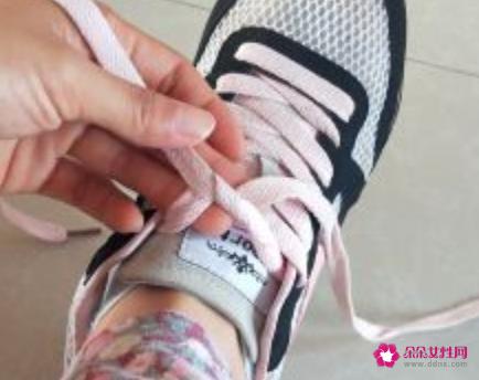系鞋带的简单方法步骤