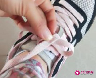 系鞋带的简单方法步骤