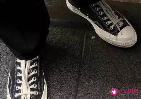 系鞋带的简单方法步骤