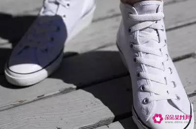 系鞋带的简单方法步骤