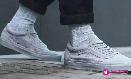 系鞋带的简单方法步骤