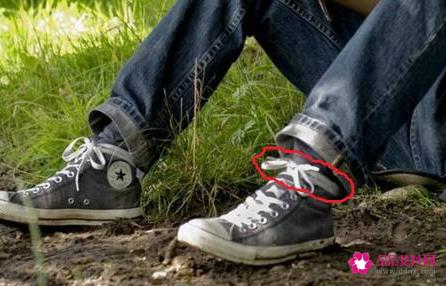 系鞋带的简单方法步骤
