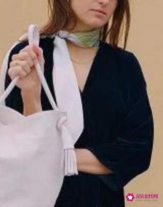 丝巾怎么搭配好看