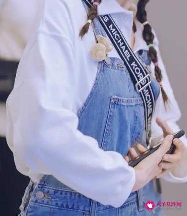 穿背带裤有什么搭配