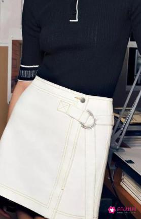 polo衫下面配什么裤子