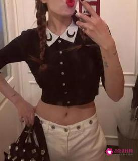 polo衫下面配什么裤子