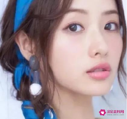 丝巾搭配的法则