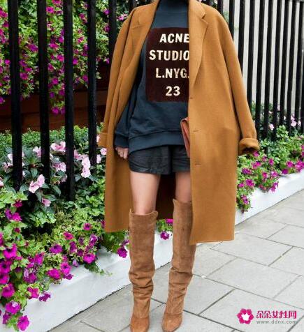 高筒靴如何搭配衣服