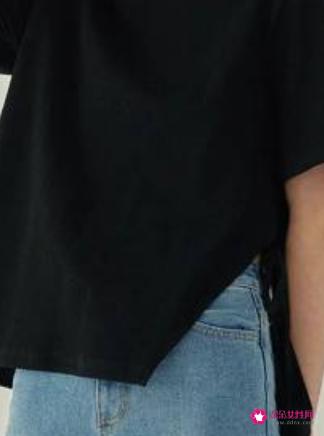 黑色t恤怎么搭配好看