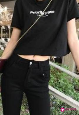 黑色t恤怎么搭配好看