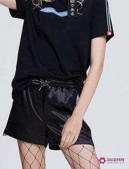 黑色t恤怎么搭配好看