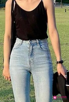 黑色t恤怎么搭配好看