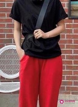 黑色t恤怎么搭配好看