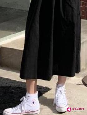 黑色t恤怎么搭配好看