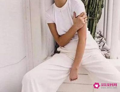 纯白t恤怎么搭配