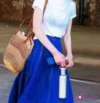 纯白t恤怎么搭配