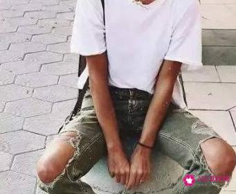 纯白t恤怎么搭配