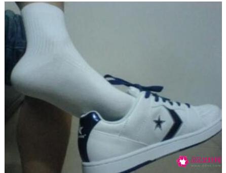 为什么有得男生喜欢穿白袜子