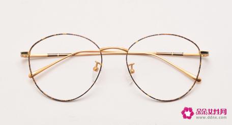 女孩戴什么颜色的眼镜框好看