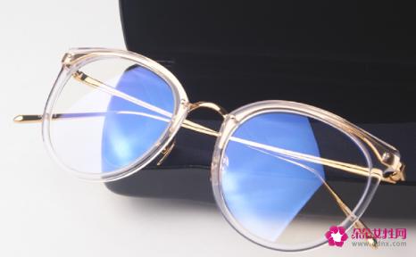 女孩戴什么颜色的眼镜框好看