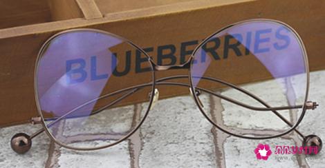 女孩戴什么颜色的眼镜框好看