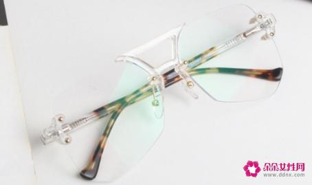 女孩戴什么颜色的眼镜框好看