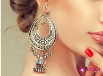 流行的耳环款式图片