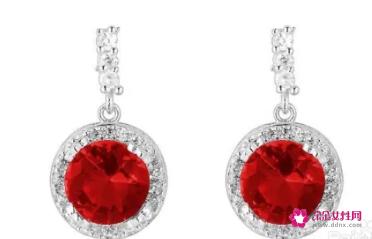 流行的耳环款式图片