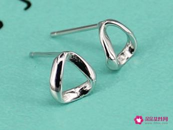 流行的耳环款式图片