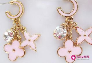 流行的耳环款式图片