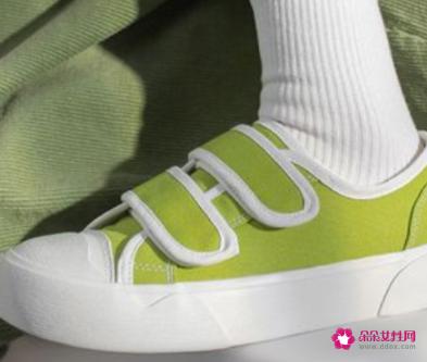 今年流行的鞋子女鞋中跟鞋