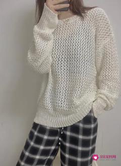 镂空毛衣里面配什么内搭图片