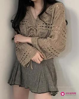 镂空毛衣里面配什么内搭图片