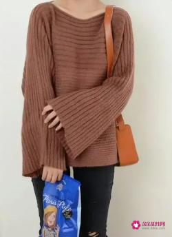 镂空毛衣里面配什么内搭图片