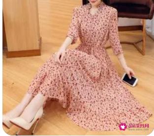 长款碎花连衣裙怎么搭配